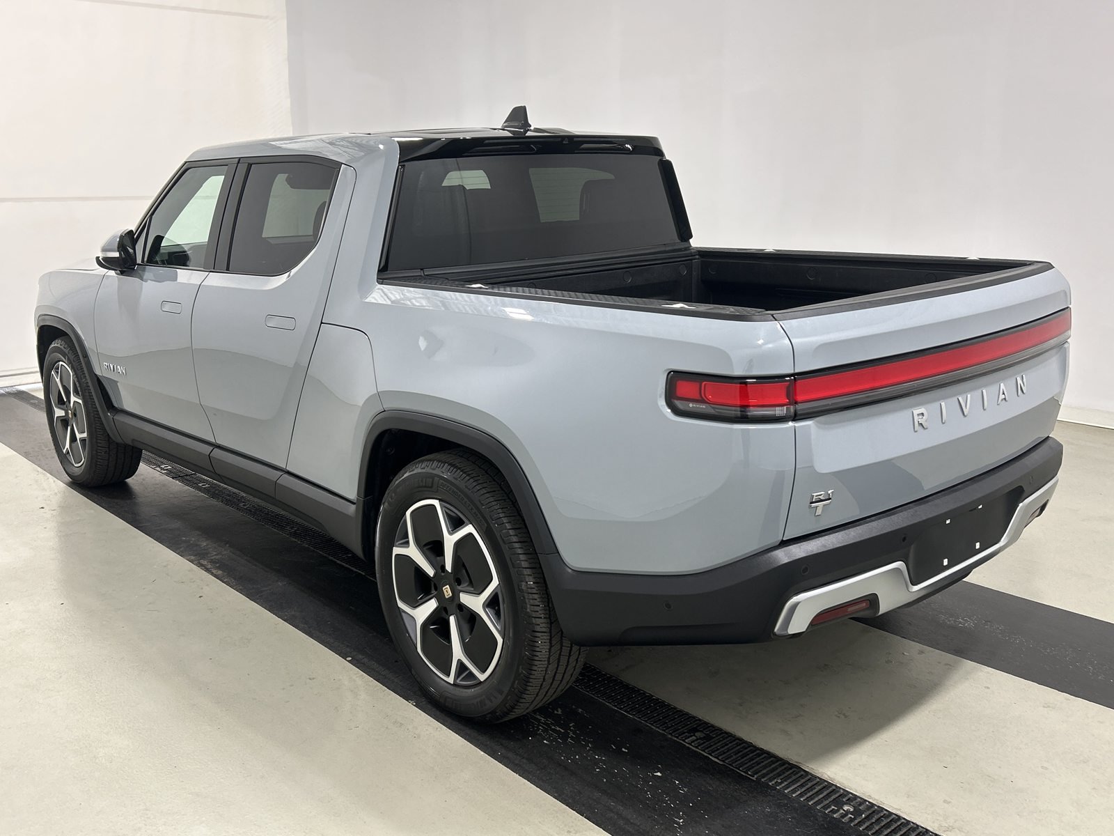 Used 2023 Rivian R1T Adventure Dual AWD/4WD image 3