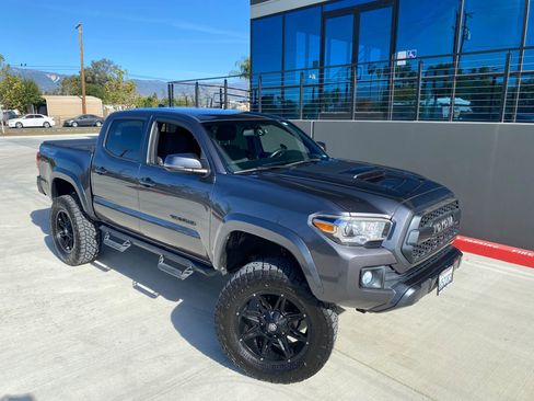 Used 2017 Toyota Tacoma TRD Sport w/ Tow Package image 18