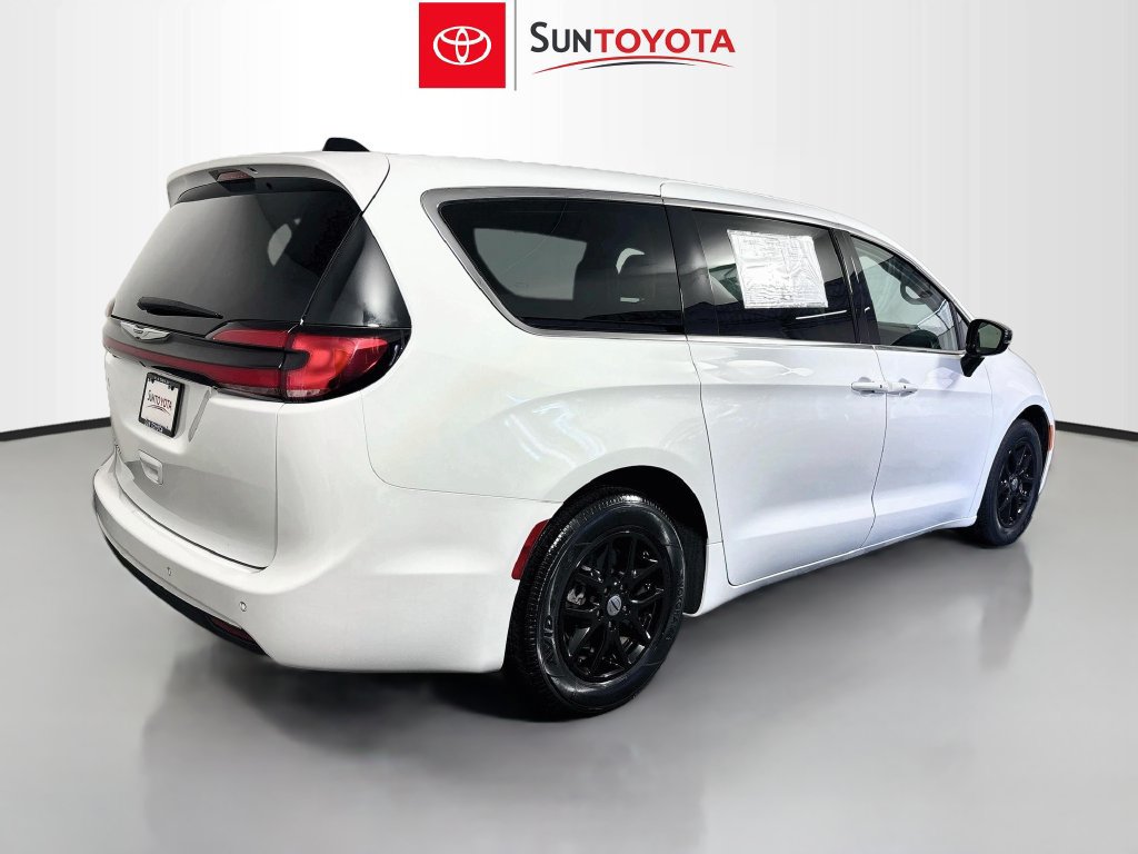 Used 2024 Chrysler Pacifica Touring-L FWD image 3