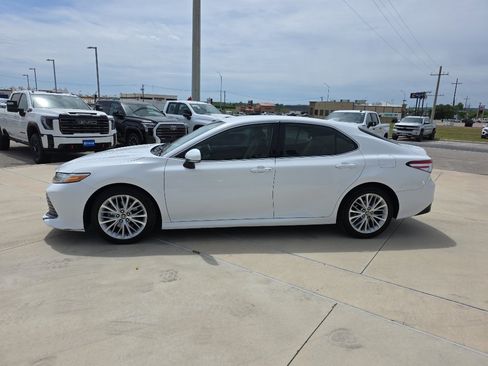 Used 2020 Toyota Camry XLE image 4