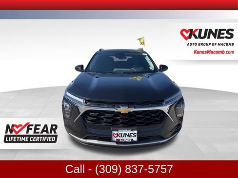 Used 2025 Chevrolet Trax LT w/ LT Convenience Package FWD image 2