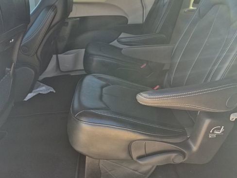 Certified 2024 Chrysler Pacifica Touring-L image 25