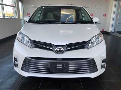 Used 2019 Toyota Sienna XLE image 2