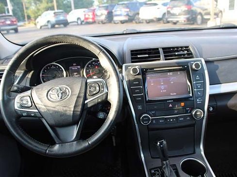 Used 2017 Toyota Camry XSE w/ Moonroof Package FWD image 10