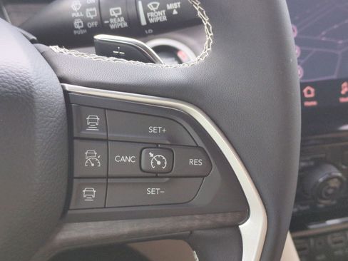 Used 2025 Jeep Grand Cherokee L Limited image 25