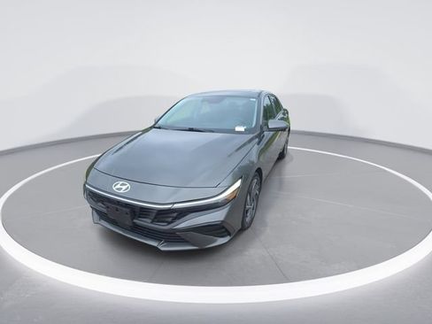 Used 2024 Hyundai Elantra Limited FWD image 3