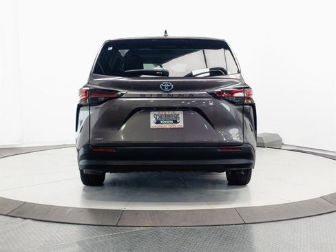Used 2022 Toyota Sienna XLE AWD/4WD image 11