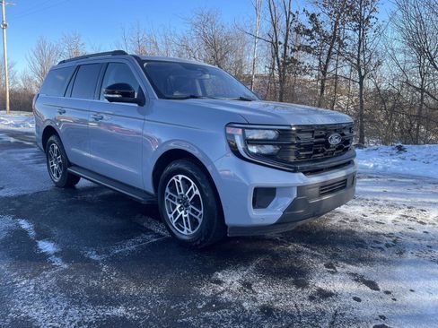 Used 2025 Ford Expedition Active image 41