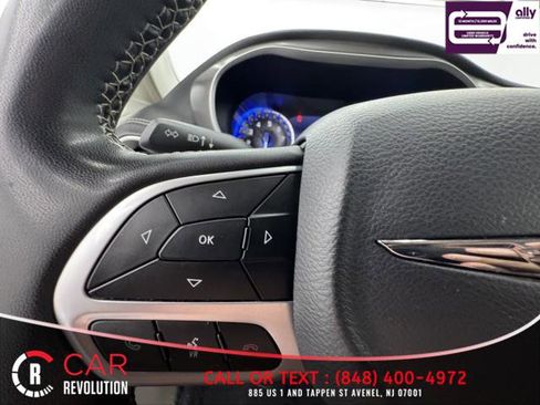 Used 2022 Chrysler Pacifica Touring-L image 29