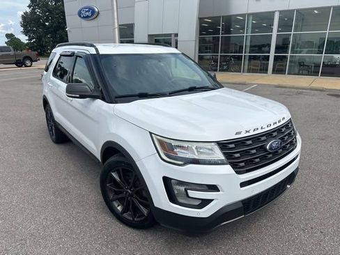 Used 2017 Ford Explorer XLT w/ Equipment Group 202A FWD image 6