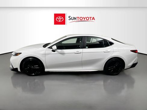 Used 2025 Toyota Camry SE image 7