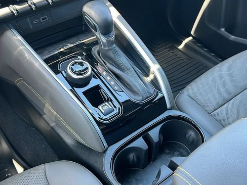 Used 2025 Chevrolet Colorado ZR2 w/ Technology Package AWD/4WD image 17