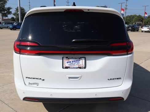 Used 2025 Chrysler Pacifica Limited FWD image 6