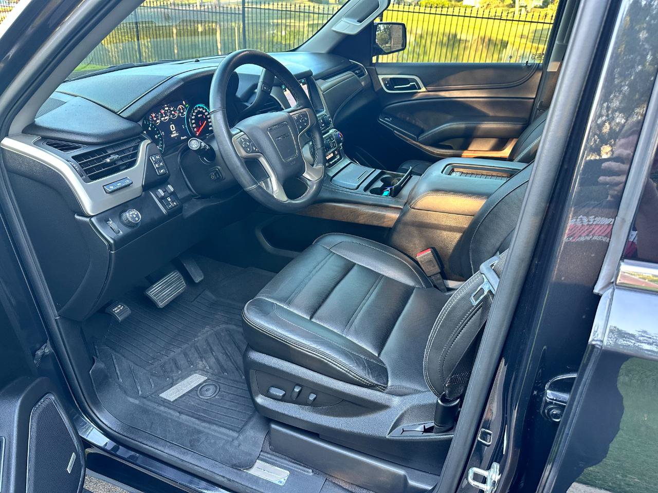 Used 2020 GMC Yukon Denali w/ Denali Ultimate Package RWD image 12