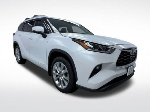 Used 2023 Toyota Highlander Limited AWD/4WD image 2