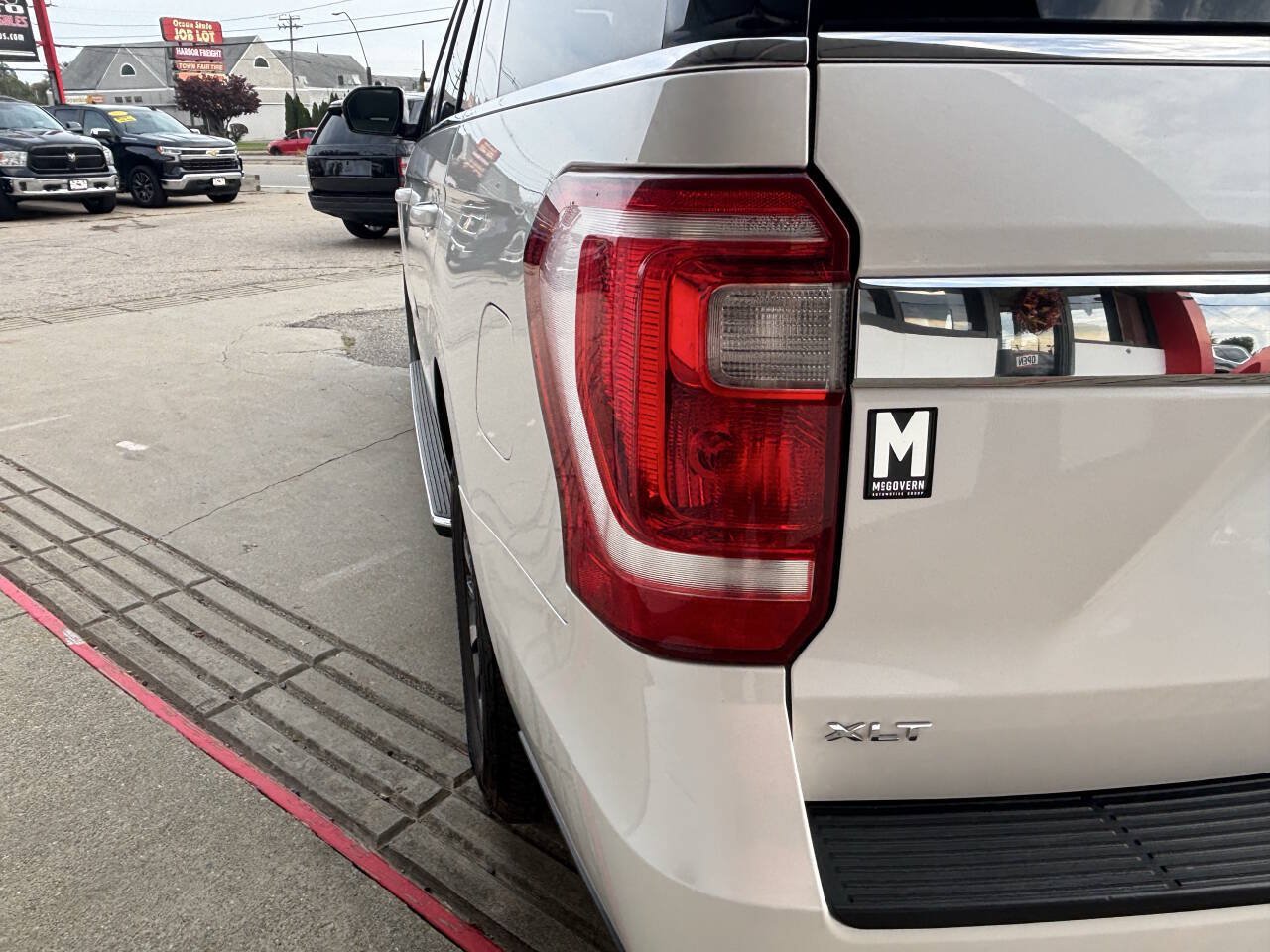 Used 2018 Ford Expedition XLT w/ Equipment Group 202A AWD/4WD image 26