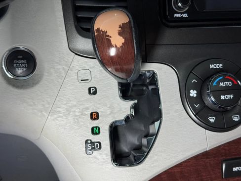 Used 2014 Toyota Sienna XLE FWD image 31