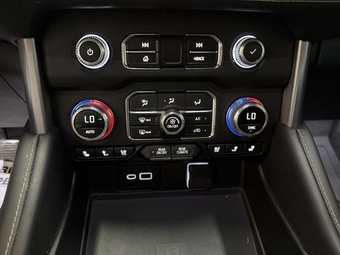 Used 2024 GMC Yukon SLT w/ SLT Luxury Package AWD/4WD image 19