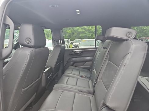 Used 2025 Chevrolet Suburban Z71 AWD/4WD image 15