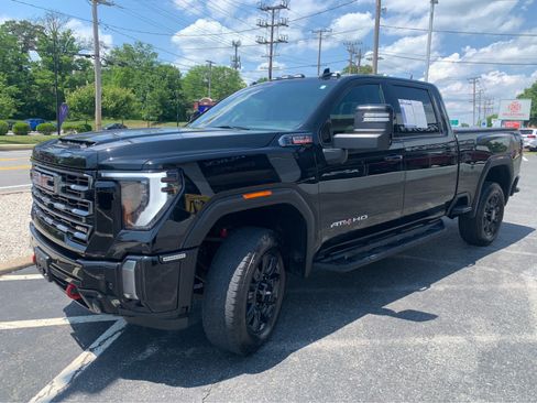 Used 2024 GMC Sierra 2500 AT4 w/ AT4 Preferred Package AWD/4WD image 2