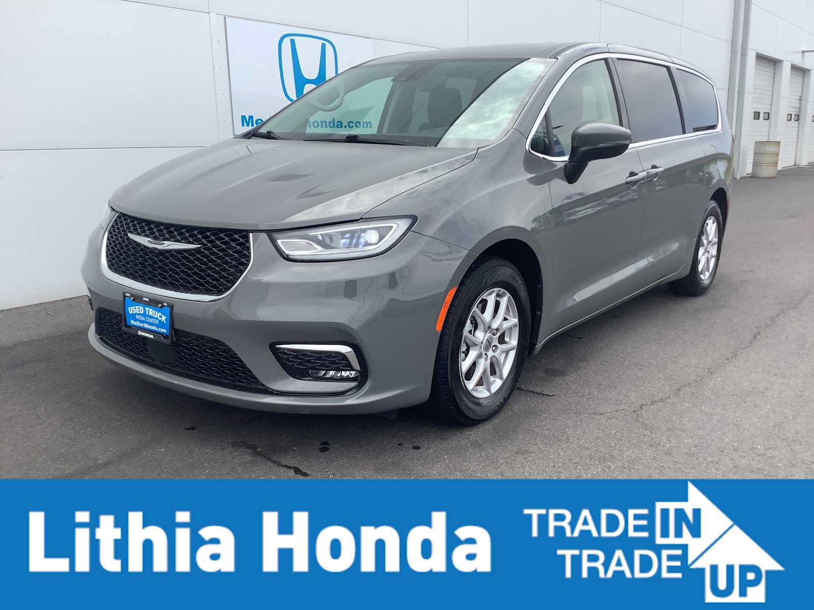 Used 2023 Chrysler Pacifica Touring-L FWD image 1