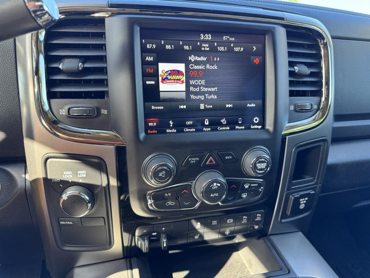 Used 2018 RAM 2500 Big Horn w/ Sport Appearance Group AWD/4WD image 17