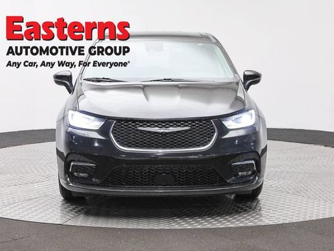Used 2023 Chrysler Pacifica Touring-L FWD image 2