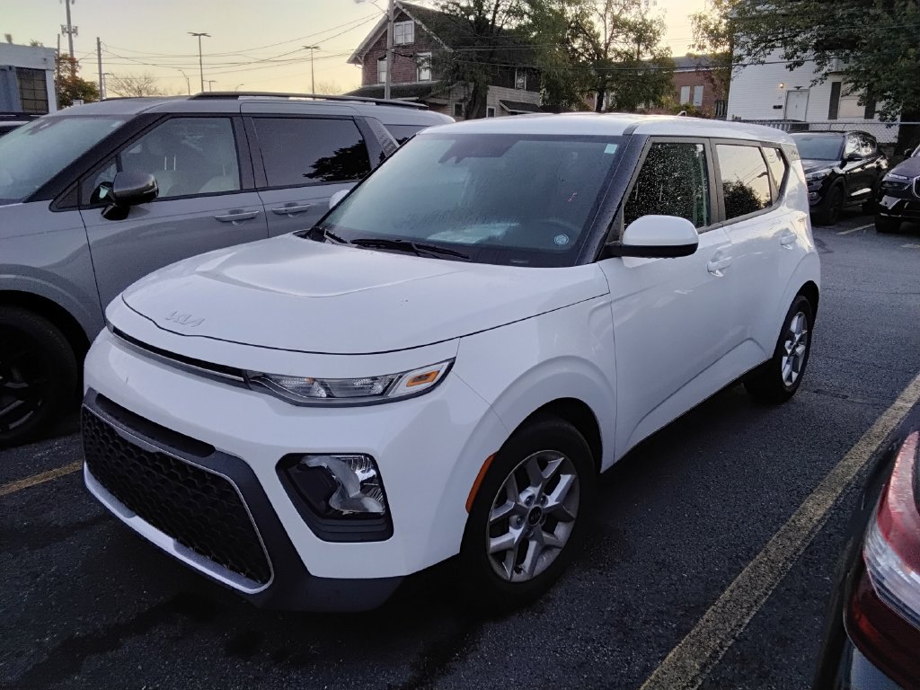 Used 2022 Kia Soul LX w/ Technology Package FWD image 2