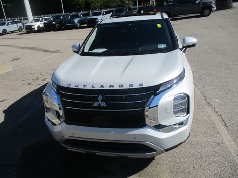 Used 2023 Mitsubishi Outlander SE AWD/4WD image 9