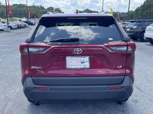 Used 2019 Toyota RAV4 LE FWD image 3