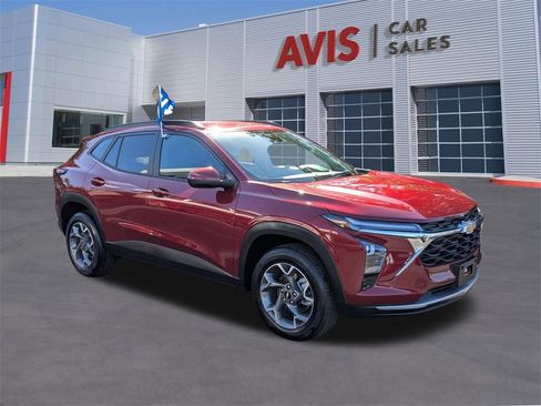 Used 2025 Chevrolet Trax LT w/ LT Convenience Package image 3