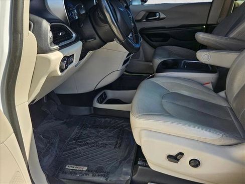 Used 2021 Chrysler Pacifica Touring-L FWD image 15