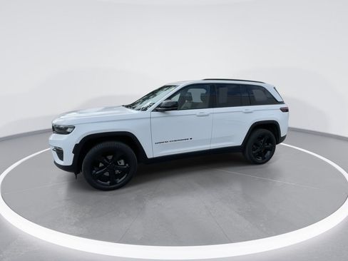 Used 2024 Jeep Grand Cherokee Limited w/ Black Appearance Package AWD/4WD image 9
