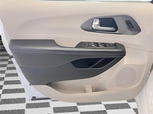 Used 2019 Chrysler Pacifica Limited image 35