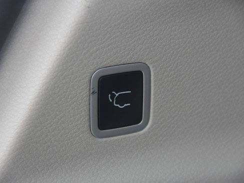 Used 2024 Chrysler Pacifica Touring-L FWD image 13
