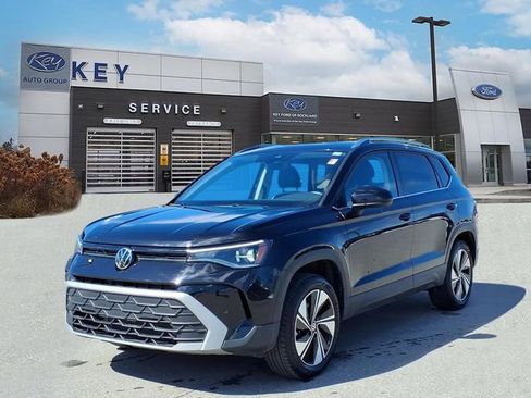 Used 2025 Volkswagen Taos SE AWD/4WD image 1