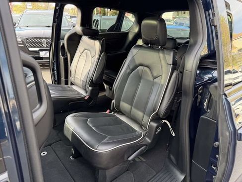 Used 2025 Chrysler Pacifica Limited FWD image 22