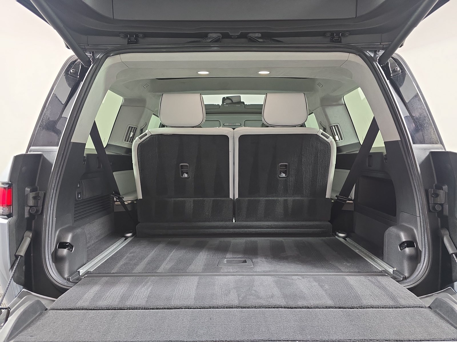 Used 2025 Rivian R1S Adventure Dual AWD/4WD image 15