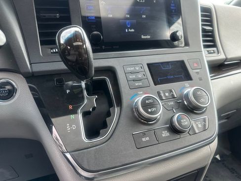 Certified 2017 Toyota Sienna XLE FWD image 27