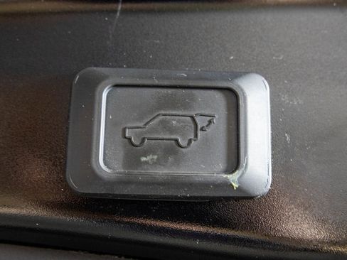 Used 2022 Toyota RAV4 XLE Premium image 40