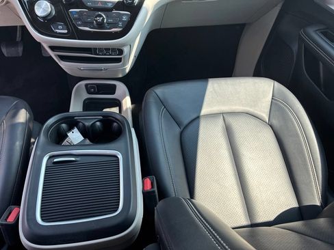 Used 2024 Chrysler Pacifica Touring-L FWD image 16