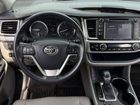Used 2017 Toyota Highlander XLE image 11