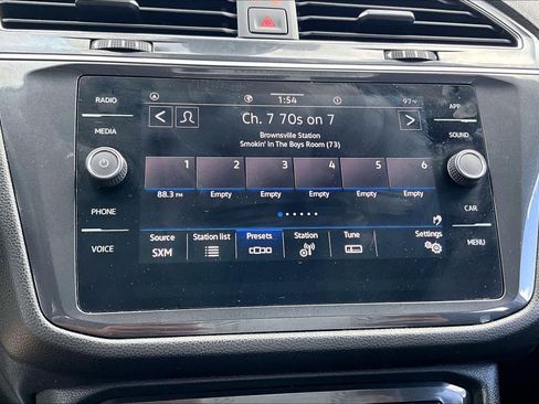 Used 2023 Volkswagen Tiguan SE w/ Panoramic Sunroof Package FWD image 32