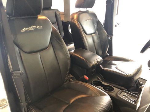 Used 2014 Jeep Wrangler Unlimited Sahara image 13