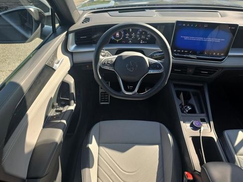 Used 2025 Volkswagen Tiguan SE R-Line AWD/4WD image 9