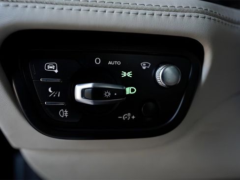 Used 2017 Bentley Bentayga image 18