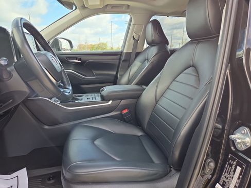 Used 2022 Toyota Highlander XLE image 16