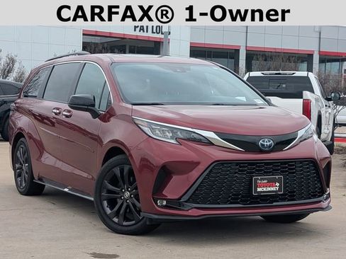 Used 2022 Toyota Sienna XSE image 2