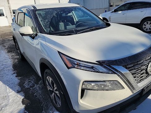 Used 2021 Nissan Rogue SV image 2