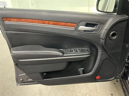 Used 2014 Chrysler 300 AWD w/ Driver Convenience Group image 22
